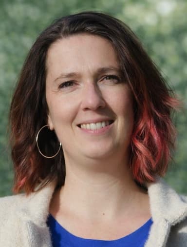 Portrait de Anne-Cécile Seyssiecq en situation professionnelle, souriant et confiant