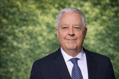 Portrait de Bernard Chapelon en situation professionnelle, souriant et confiant