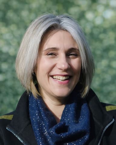 Portrait de Laurie Schut en situation professionnelle, souriant et confiant