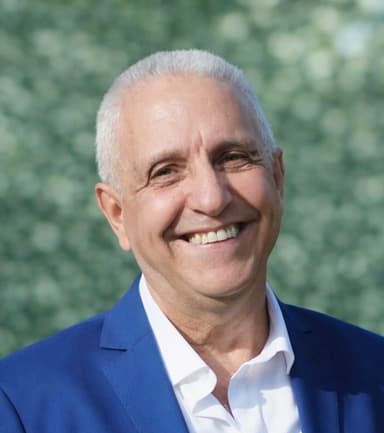 Portrait de Liborio Narduzzo en situation professionnelle, souriant et confiant