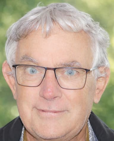 Portrait de Pascal Sauron en situation professionnelle, souriant et confiant