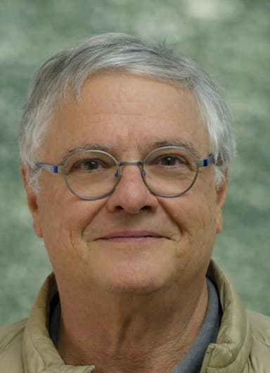 Portrait de Pierre Cluzel en situation professionnelle, souriant et confiant