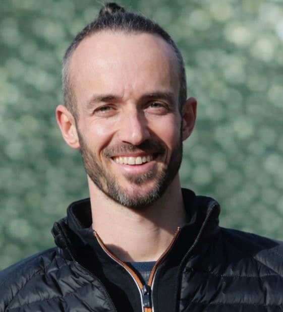 Portrait de Rémi Favier en situation professionnelle, souriant et confiant