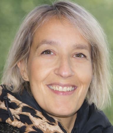 Portrait de Séverine Nowakowski en situation professionnelle, souriant et confiant
