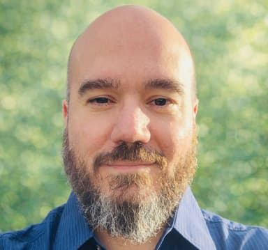 Portrait de Thomas Ogier en situation professionnelle, souriant et confiant