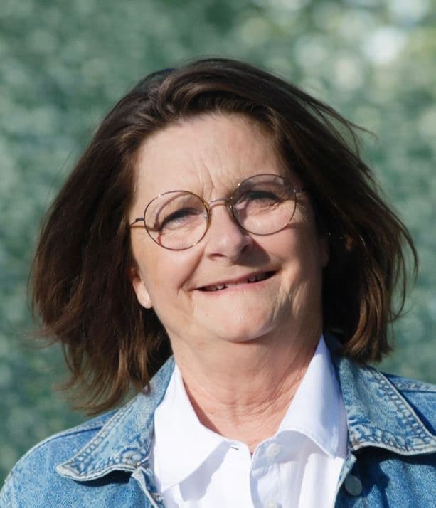 Portrait de Danielle VIALLETON (dite Dany) en situation professionnelle, souriant et confiant