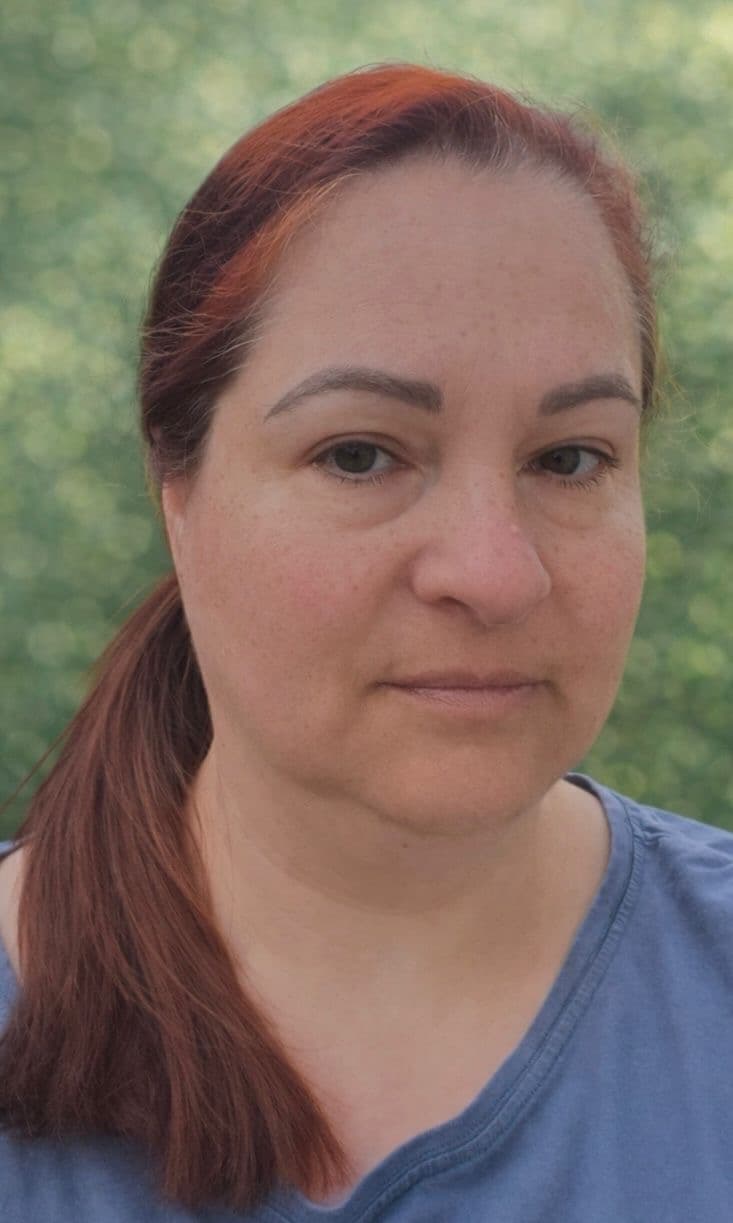 Portrait de Maryline Charroin-Ogier en situation professionnelle, souriant et confiant